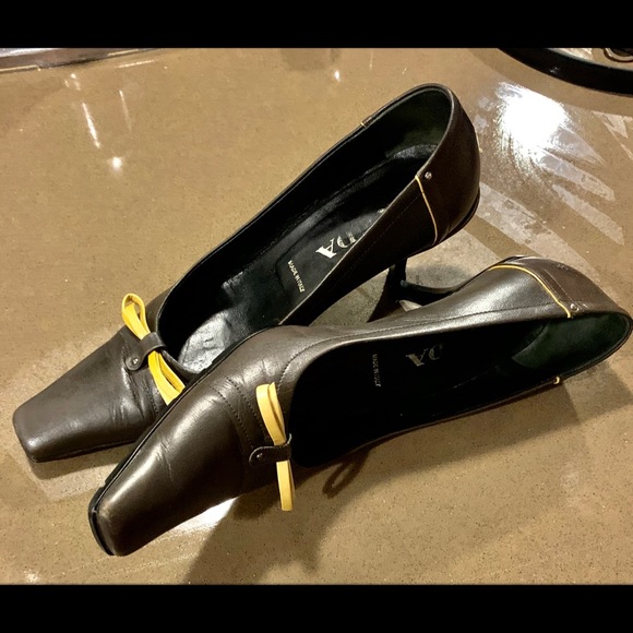 PRADA Chocolate Brown Heels w/ Gold Bow/Trim 8/38 - Picture 3 of 4